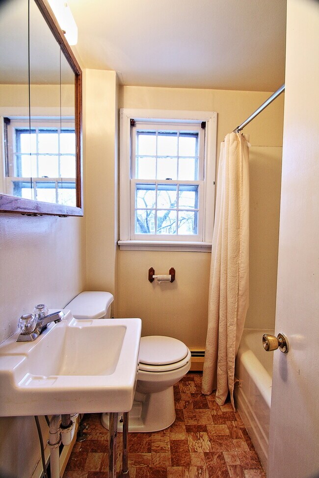 Building Photo - Nice 3BD/1.5 BA North End Twin!