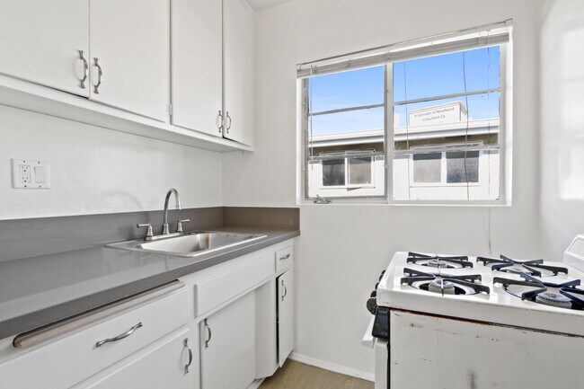 Building Photo - 10906-10908 Santa Monica Blvd