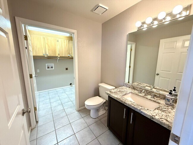 Building Photo - Custom 3 Bedroom, 2.5 Bath Home w/Bonus Ro...