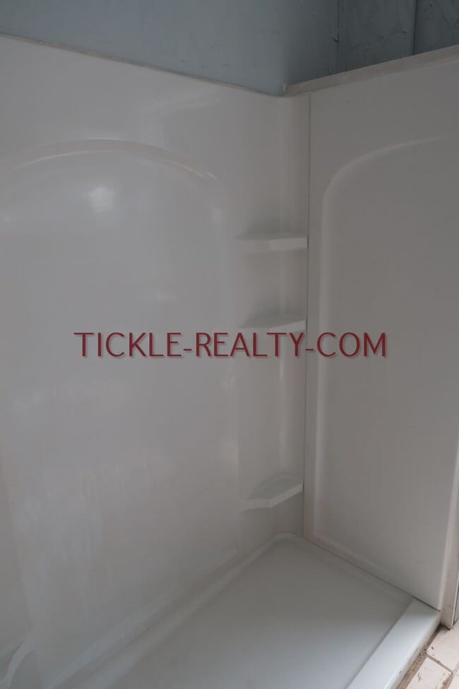 Building Photo - 368 Alexander St