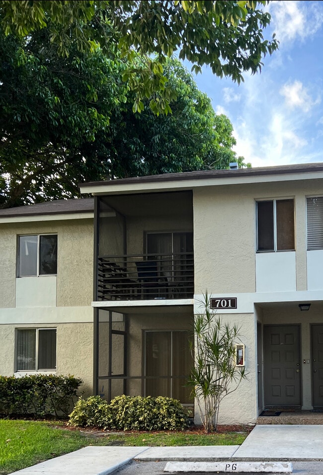 Building Photo - 701 Gardens Dr
