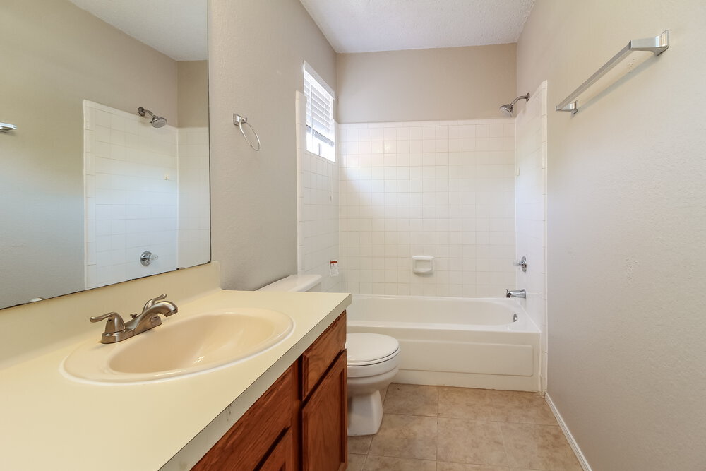 Building Photo - 635 Las Brisas Dr