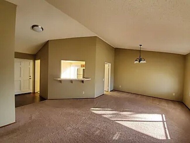 Building Photo - Rare 3 Bed / 2 Bath with Huge Backyard!