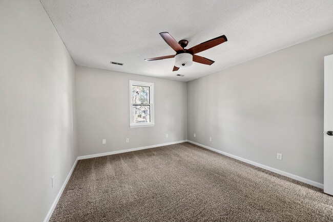 Building Photo - 7404 N Thorncliff Pl