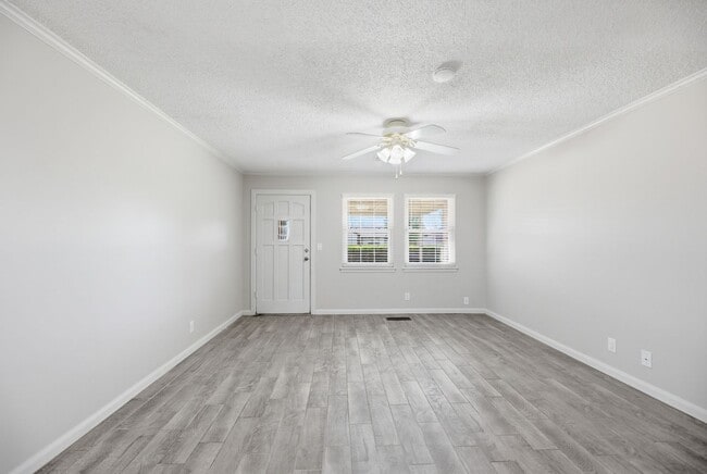 Building Photo - Cute 3 bed 1.5 bath home with a large yard and quite living in the highly desired Bixby Public Sc...