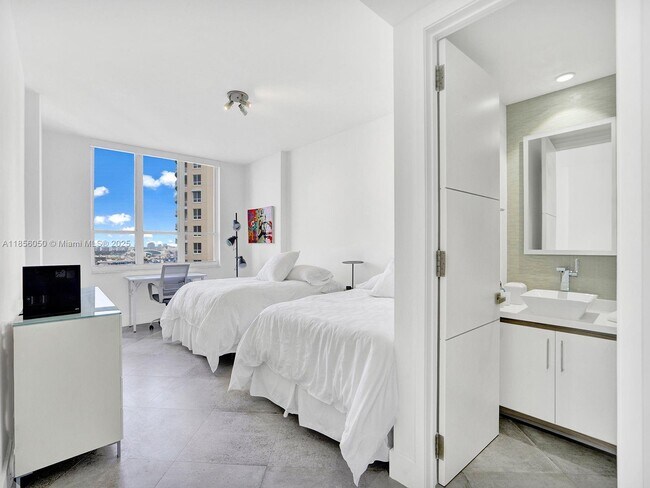 Building Photo - 888 Brickell Key Dr