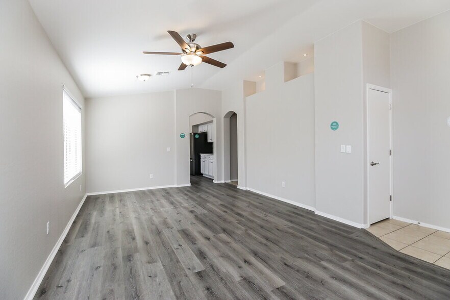 Building Photo - 3724 W Pleasant Ln