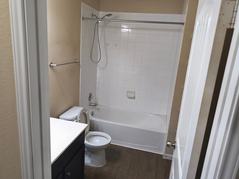 Building Photo - Room in House on Riparian Rd