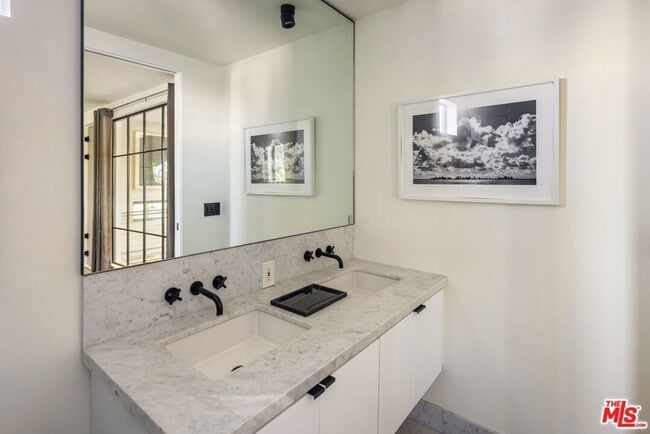 Building Photo - 913 Milwood Ave