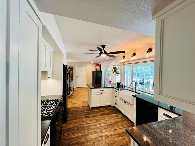 Building Photo - 4004 Hyridge Dr