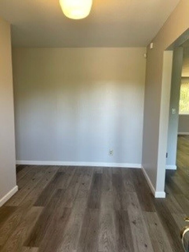 Building Photo - -Spacious 4 Bed 2.5 Bath, House, with Hew Hardwood Floors throughout -