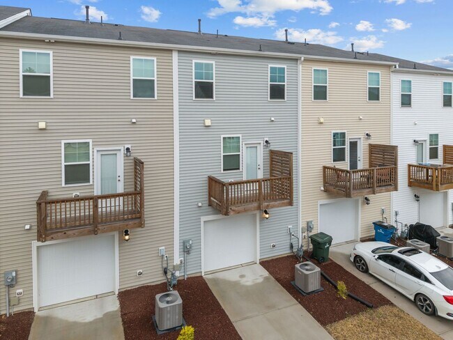 Building Photo - Raleigh Living Made Easy – 3BR Townhome w/ Amenities & Prime Location