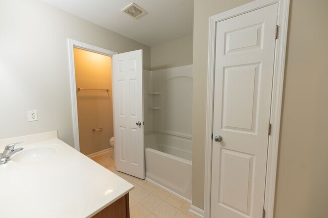 Building Photo - 121 Goldfinch Ave