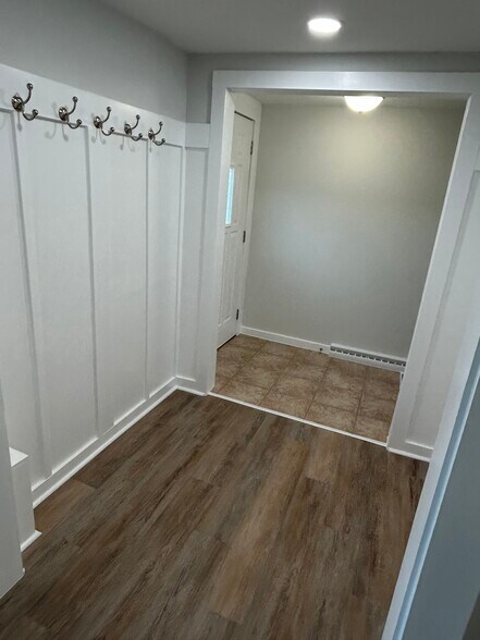 Building Photo - 810 Mc Connell St