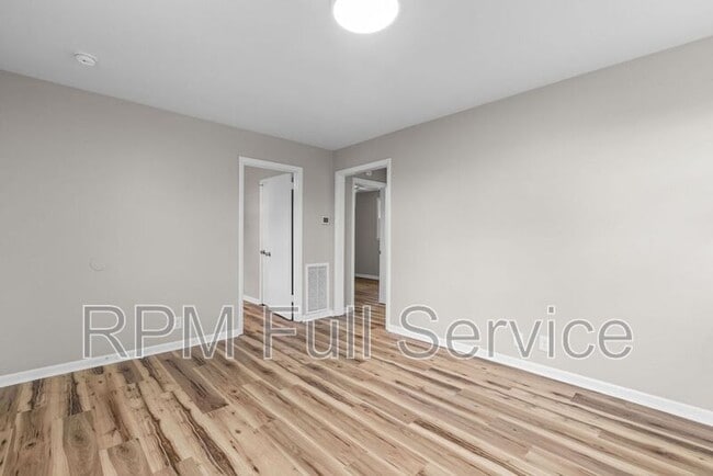Building Photo - 895a W Sharpe Ave
