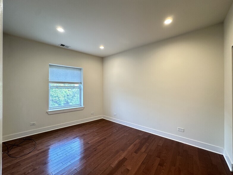 Building Photo - 1159 W Lunt Ave