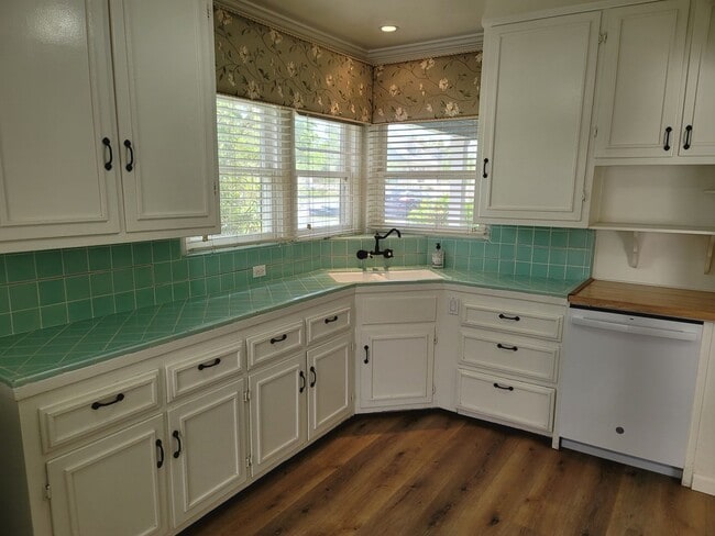 Building Photo - 422 N Shaffer St