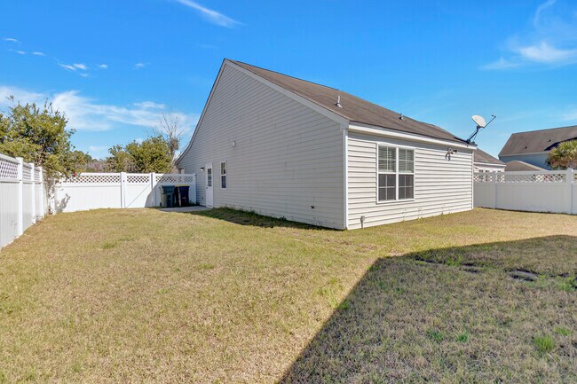 Building Photo - 19 Bushwood Dr