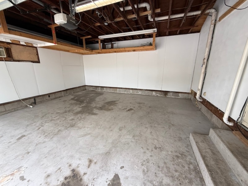 2-car attached garage - 1527 Fulton Ct