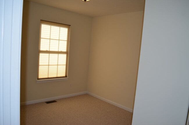 Building Photo - Charming Townhome in Prime Broadway Location – Steps from Parks & Outdoor Amenities!