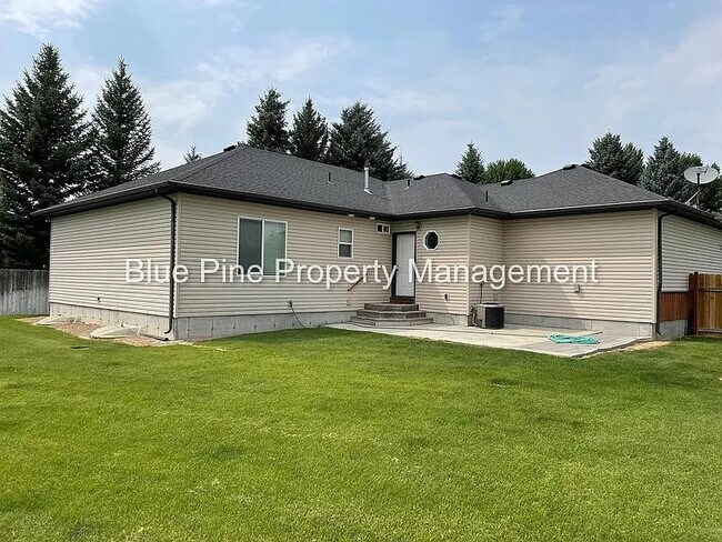Building Photo - 2125 Saddle Ln