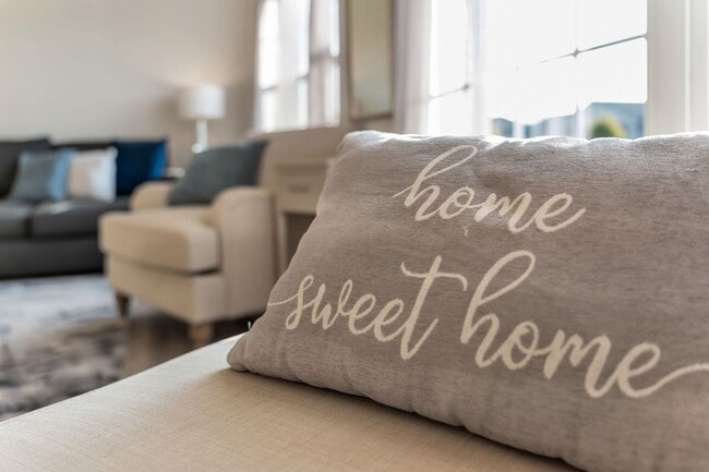 Building Photo - Luxury 4/BR, 2.5 bath townhouse