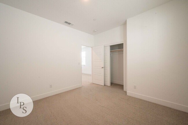 Building Photo - 2830 E Tamarind Dr