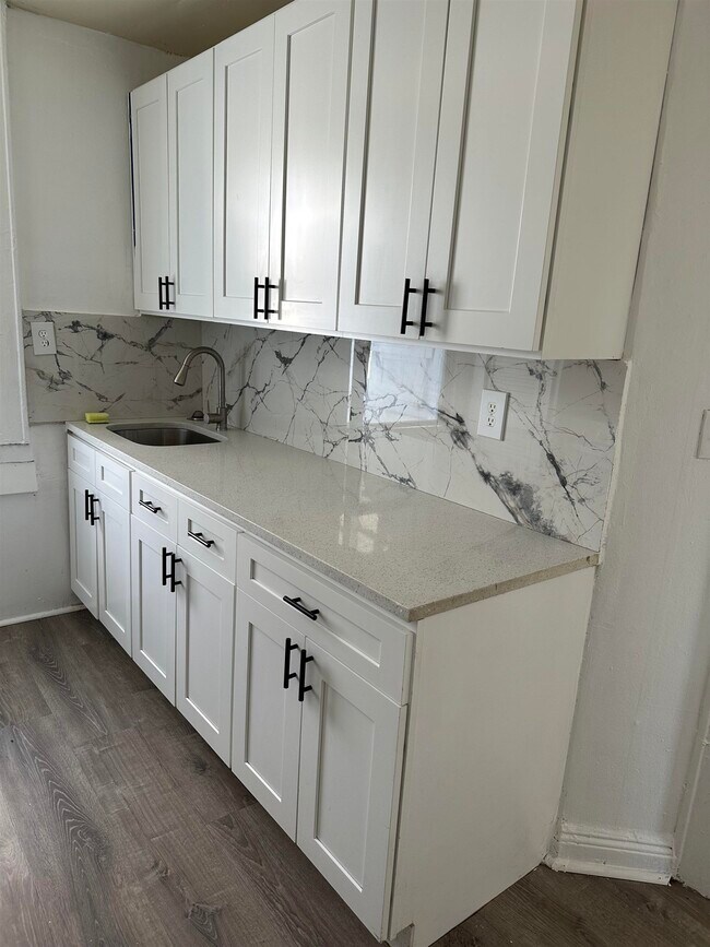 Building Photo - 1104 Summit Ave