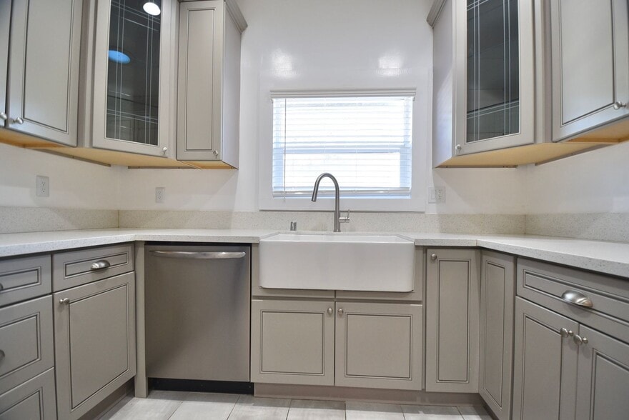 Building Photo - 2214 Elsinore St