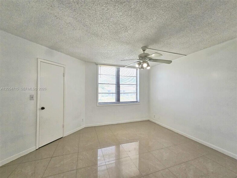 Building Photo - 210 Lake Pointe Dr