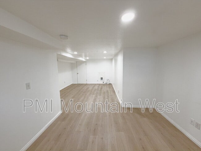 Building Photo - 872 N Main St