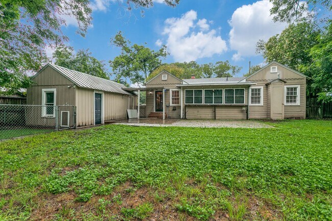 Building Photo - CHARMING ALAMO HEIGHTS COTTAGE