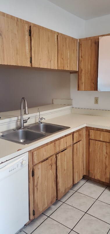 Building Photo - 7240 Parkside Villas Dr