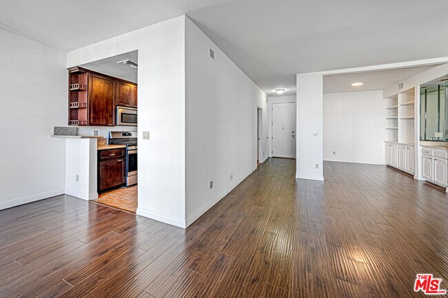 Building Photo - 860 S Lucerne Blvd