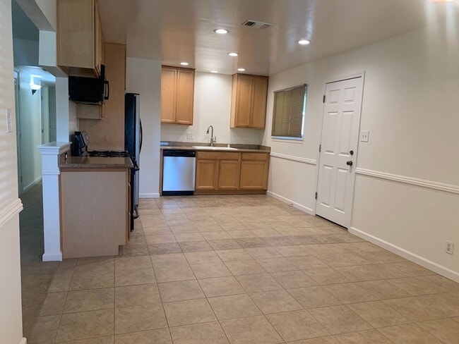 Building Photo - 3 bedroom 2 bath home with HUGE yard in Orangevale