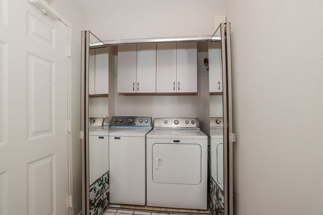 Building Photo - 2 Bedroom Condo in Highly Desirable Richmond Marina Bay!