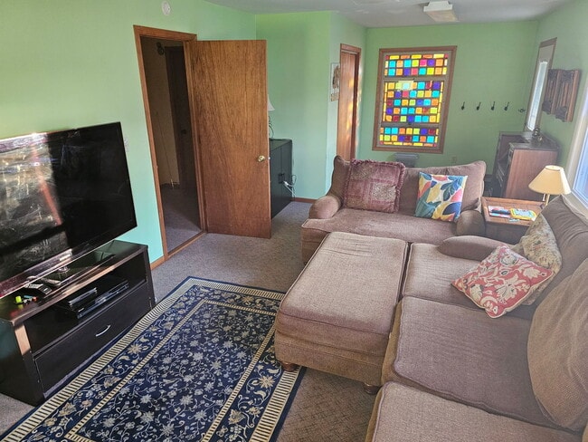 Building Photo - 724 Petite Lake Rd