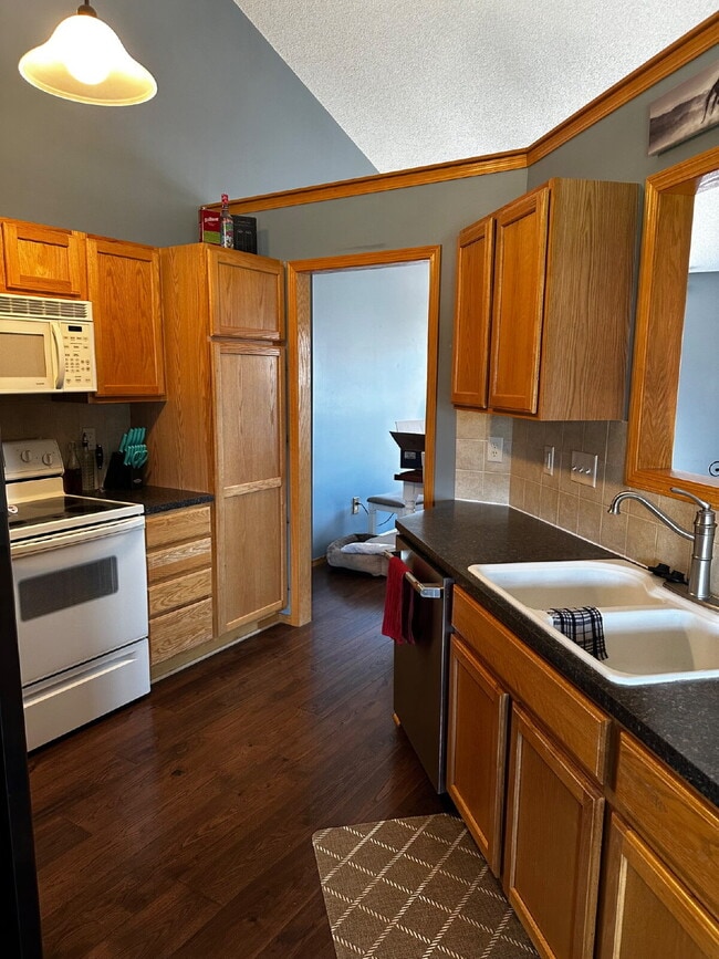 Building Photo - "Charming 4-Bedroom Haven with 3 Baths on 44th Street – A Spacious 2274 Sq. Ft. Retreat in Wichita!"