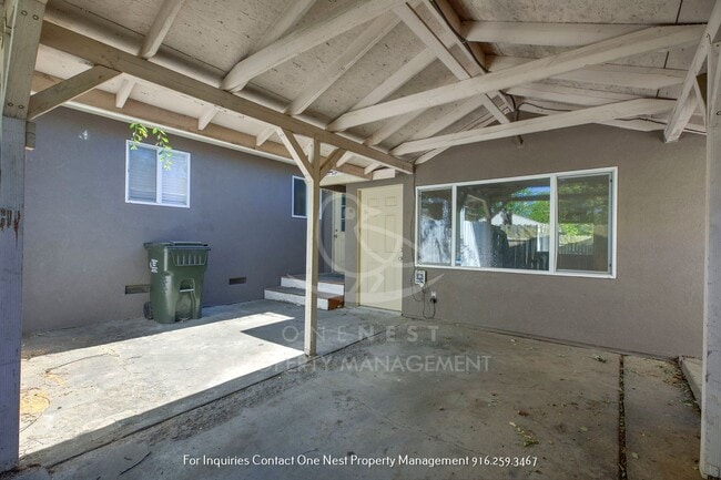 Building Photo - Tahoe Park Bugalow, move in ASAP