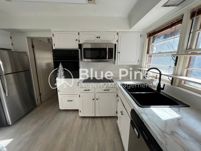 Building Photo - 175 W 17th St