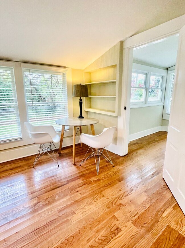 Building Photo - Beautifully restored cottage downtown Madsion