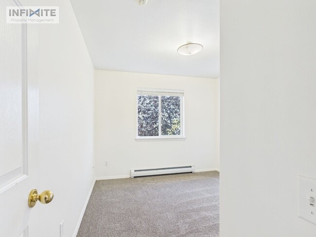 Building Photo - Renovated Condo - 3 Bedroom/2 Bath