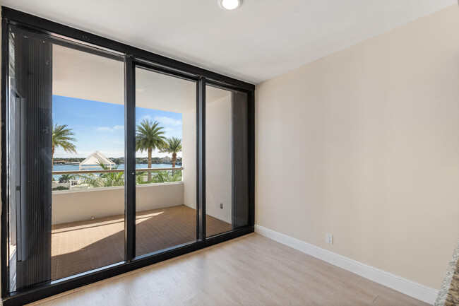 Building Photo - 525 S Flagler Dr