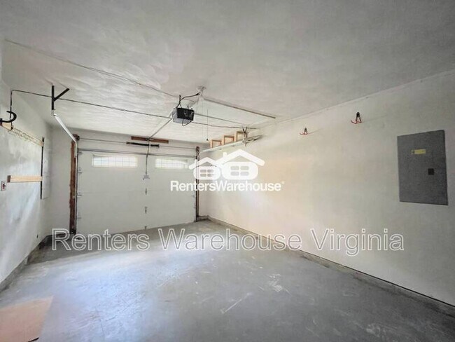 Building Photo - 2045 Cheshire Forest Ct