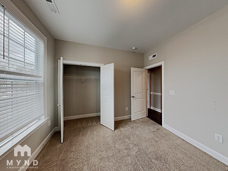 Building Photo - 321 Midnight Moon Dr