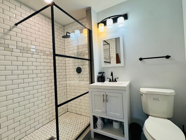 Building Photo - BEAUTIFULLY UPDATED HOME - WOODBRIDGE