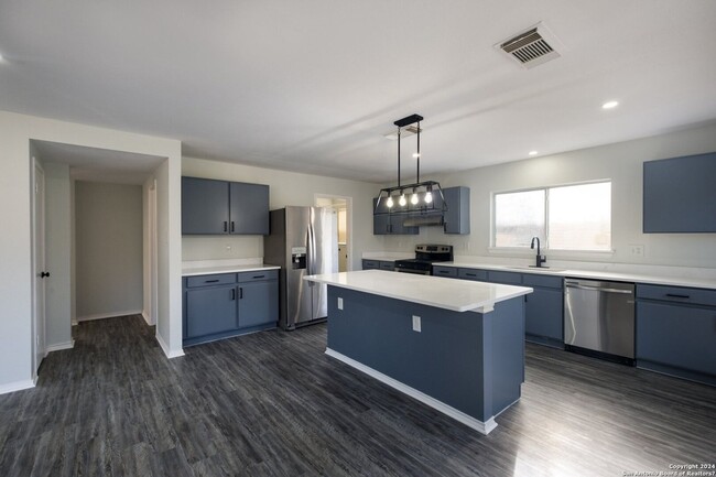 Building Photo - Beautiful, fully remodeled 3 bedroom, 2.5 ...
