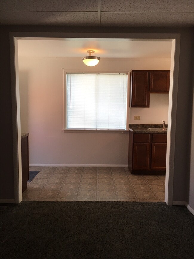 Building Photo - 710 Moen Ave