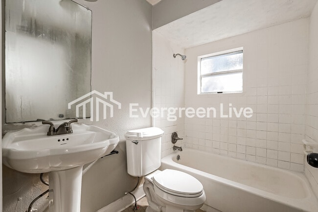 Building Photo - 600 S Center St