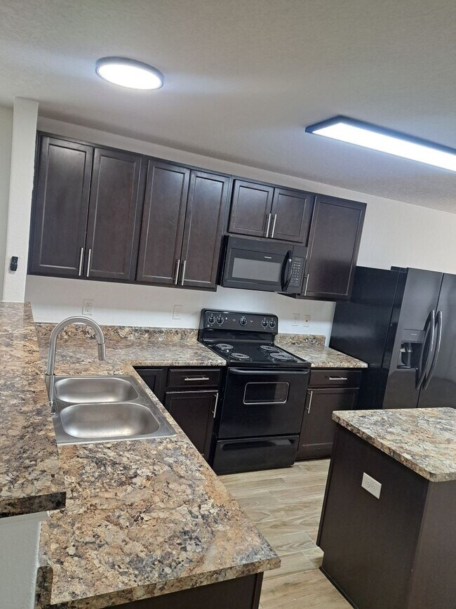 Building Photo - Modern 3-Bedroom Home Available Now!